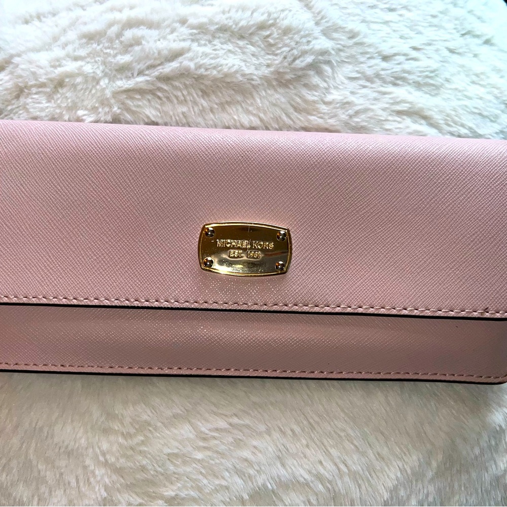 ALMOST BRAND NEW LIGHT PINK MICHAEL KORS WALLET